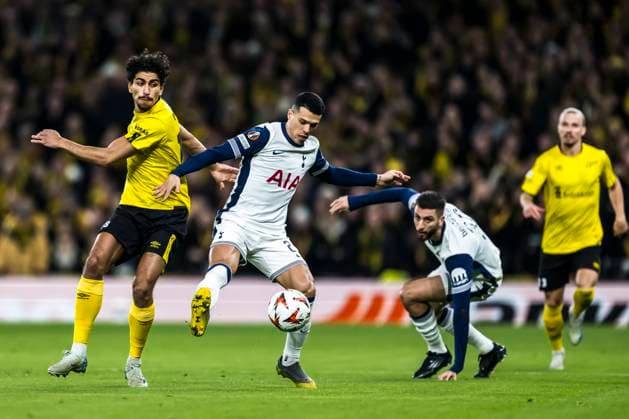 250130 Ahmed Qasem of Elfsborg and Pedro Porro of Tottenham Hotspur during the UEFA Europa League football match between Tottenham Hotspur and Elfsborg on January 30, 2025 in London. Photo: Emma Wallskog BILDBYRAN COP 320 EW0477 fotboll football soccer fotball uefa europa league europa league tottenham hotspur elfsborg bbeng bbauto Copyright: EMMAxWALLSKOG BB250130EW039