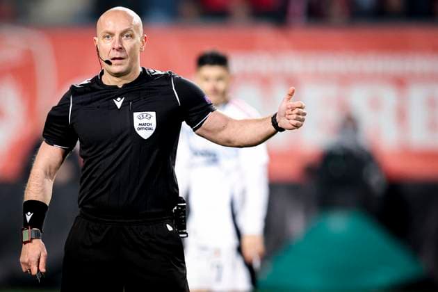 2025-01-30 FC Twente v Besiktas JK - UEFA Europa League 2024 25 League Phase MD8 ENSCHEDE, NETHERLANDS - JANUARY 30: Referee Szymon Marciniak gives a thumbs up during the UEFA Europa League 2024 25 League Phase MD8 match between FC Twente and Besiktas JK at De Grolsch Veste on January 30, 2025 in Enschede, Netherlands. Enschede De Grolsch Veste Netherlands Content not available for redistribution in The Netherlands directly or indirectly through any third parties. Copyright: xPeterxLousx