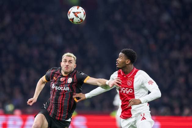 Sport Bilder des Tages 2025-01-30 AFC Ajax v Galatasaray - UEFA Europa League 2024 25 League Phase MD8 AMSTERDAM, NETHERLANDS - JANUARY 30: Baris Alper Yilmaz of Galatasaray AS heads the ball with Jorrel Hato of AFC Ajax during the UEFA Europa League 2024 25 League Phase MD8 match between AFC Ajax and Galatasaray at Johan Cruijff ArenA on January 30, 2025 in Amsterdam, Netherlands. Amsterdam Johan Cruijff ArenA Netherlands Content not available for redistribution in The Netherlands directly or indirectly through any third parties. Copyright: xBenxGalx