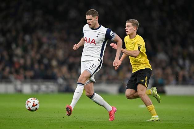 Spurs vs Elfsborg Europa League Micky van de Ven of Tottenham Hotspur and Gottfrid Rapp (Elfsborg) during the Spurs vs Elfsborg UEFA Europa League tie at the Tottenham Hotspur Stadium London. London Tottenham Hotspur Stadium UK Copyright: xMartinxDaltonx Spurs_vs_Elfsborg_300125_MD_007
