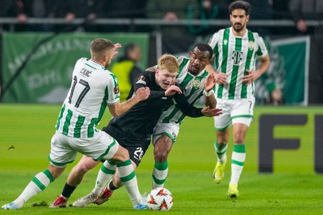 2025-01-30 Ferencvaros v AZ Alkmaar - UEFA Europa League BUDAPEST, HUNGARY - JANUARY 30: Kees Smit of AZ runs with the ball, Eldar CiviÄ‡ of Ferencvaros defends during the UEFA Europa League match between Ferencvaros and AZ Alkmaar at Ferencvaros Stadion on January 30, 2025 in Budapest, Hungary. Budapest Ferencvaros Stadion Hungary Content not available for redistribution in The Netherlands directly or indirectly through any third parties. Copyright: xEdxvanxdexPolx