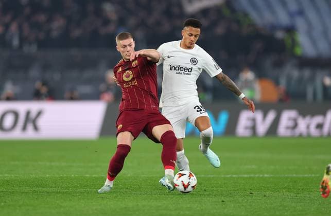 30.01.2025, Fussball UEFA Europa League, AS Roma - Eintracht Frankfurt, emonline, emspor, v.l., Artem Dovbyk (AS Roma), Tuta Lucas Silva Melo (Eintracht Frankfurt) DFL DFB REGULATIONS PROHIBIT ANY USE OF PHOTOGRAPHS AS IMAGE SEQUENCES AND OR QUASI-VIDEO. xdcx Copyright: HMBxMedia Claus