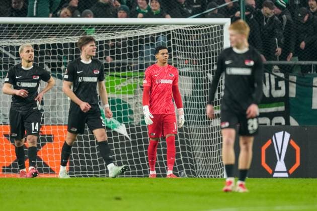 2025-01-30 Ferencvaros v AZ Alkmaar - UEFA Europa League BUDAPEST, HUNGARY - JANUARY 30: Goalkeeper Rome-Jayden Owuso-Oduro of AZ looks on during the UEFA Europa League match between Ferencvaros and AZ Alkmaar at Ferencvaros Stadion on January 30, 2025 in Budapest, Hungary. Budapest Ferencvaros Stadion Hungary Content not available for redistribution in The Netherlands directly or indirectly through any third parties. Copyright: xEdxvanxdexPolx