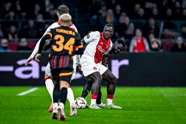 AFC Ajax Amsterdam forwarder Brian Brobbey, Galatasaray defender Davidson Sanchez, during the match Ajax - Galatasaray at the Johan Cruijff ArenA for the UEFA Europa League - League phase - Matchday 8 season 2024-2025 in AMSTERDAM, Netherlands on 30 januari 2025, (photo by Stefan Koops EYE4images DeFodi Images) Defodi-746_212115 Defodi-746