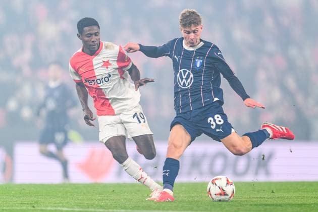 250130 Murphy Dorley of Slavia Prag and Hugo Bolin of Malmö FF during the UEFA Europa League football match between Slavia Prag and Malmö FF on January 30, 2025 in Prague. Photo: Mathilda Ahlberg BILDBYRAN kod MA MA0779 fotboll football soccer fotball uefa europa league europa league slavia prag malmö ff bbeng Copyright: MATHILDAxAHLBERG BB250130MA048