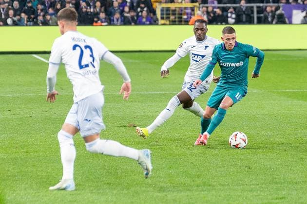 30.01.2025, Fussball: UEFA Europa League, Saison 2024 2025, Spieltag 08, RSC Anderlecht - TSG 1899 Hoffenheim im Lotto Park in Anderlecht. Zweikampf zwischen David Mokwa (TSG 1899 Hoffenheim, 52) und Thorgan Hazard (RSC Anderlecht, 11) Foto: Kirchner-Media Thomas Haesler Copyright: xKirchner-Media ThomasxHaeslerx