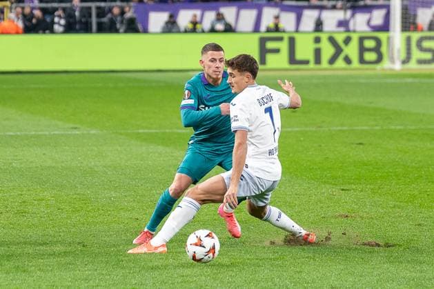 30.01.2025, Fussball: UEFA Europa League, Saison 2024 2025, Spieltag 08, RSC Anderlecht - TSG 1899 Hoffenheim im Lotto Park in Anderlecht. Zweikampf zwischen Thorgan Hazard (RSC Anderlecht, 11) und Tom Bischof (TSG 1899 Hoffenheim, 07). Foto: Kirchner-Media Thomas Haesler Copyright: xKirchner-Media ThomasxHaeslerx