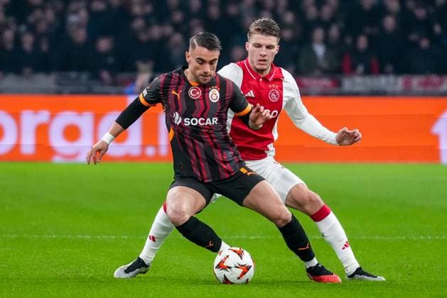 2025-01-30 AFC Ajax v Galatasaray - UEFA Europa League 2024 25 League Phase MD8 AMSTERDAM, NETHERLANDS - JANUARY 30: Yunus Akgun of Galatasaray is challenged by Anton Gaaei of AFC Ajax during the UEFA Europa League 2024 25 League Phase MD8 match between AFC Ajax and Galatasaray at Johan Cruijff ArenA on January 30, 2025 in Amsterdam, Netherlands. Amsterdam Johan Cruijff ArenA Netherlands Content not available for redistribution in The Netherlands directly or indirectly through any third parties. Copyright: xGabrielxCalvinoxAlonsox