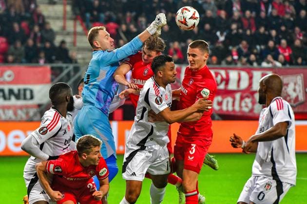 ENSCHEDE, Stadium Grolsch Veste, 30-01-2025 , season 2024 2025 , Europa League during the match Twente - Besiktas save Besiktas JK goalkeeper Mert Gunok Twente - Besiktas  x27627106x Copyright: