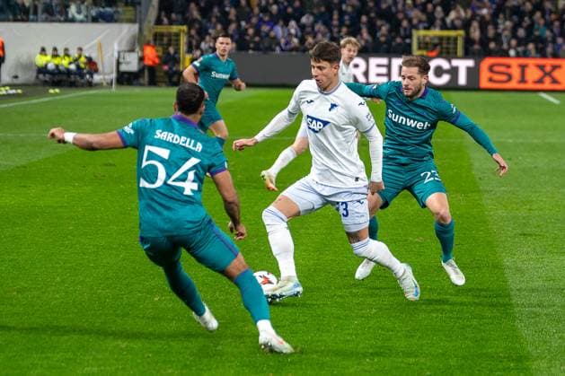 30.01.2025, Fussball: UEFA Europa League, Saison 2024 2025, Spieltag 08, RSC Anderlecht - TSG 1899 Hoffenheim im Lotto Park in Anderlecht. Zweikampf zwischen Adam Hlozek (TSG 1899 Hoffenheim, 23) und Mats Rits (RSC Anderlecht, 23). Davor Killian Sardella (RSC Anderlecht, 54). Foto: Kirchner-Media Thomas Haesler Copyright: xKirchner-Media ThomasxHaeslerx