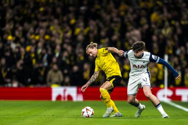 250130 Niklas Hult of Elfsborg and Mikey Moore of Tottenham Hotspur during the UEFA Europa League football match between Tottenham Hotspur and Elfsborg on January 30, 2025 in London. Photo: Emma Wallskog BILDBYRAN COP 320 EW0477 fotboll football soccer fotball uefa europa league europa league tottenham hotspur elfsborg bbeng Copyright: EMMAxWALLSKOG BB250130EW057