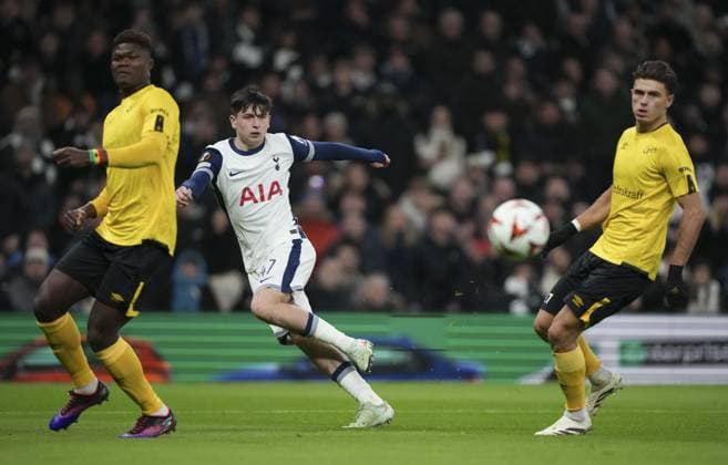 Mikey Moore of Tottenham Hotspur slots a pass through the Elfsborf defence Tottenham Hotspur v Elfsborg, UEFA Europa League, Group Stage, Football, Tottenham Hotspur Stadium, London, UK - 30 Jan 2025 EDITORIAL USE ONLY No use with unauthorised audio, video, data, fixture lists, club league logos or live services. Online in-match use limited to 120 images, no video emulation. No use in betting, games or single club league player publications. Copyright: xJedxLeicester Shutterstockx 15122183e