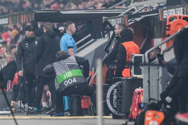 250130 VAR check of a potential penalty kick during the UEFA Europa League football match between Slavia Prag and Malmö FF on January 30, 2025 in Prague. Photo: Mathilda Ahlberg BILDBYRAN kod MA MA0779 fotboll football soccer fotball uefa europa league europa league slavia prag malmö ff bbeng Copyright: MATHILDAxAHLBERG BB250130MA052