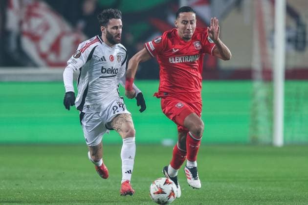 Fußball UEFA Europa League 8. Spieltag FC Twente Enschede - Besiktas JK am 30.01.2025 in der Arena De Grolsch Veste in Enschede Rafa ( Istanbul ), links - Anass Salah-Eddine ( Enschede ), rechts