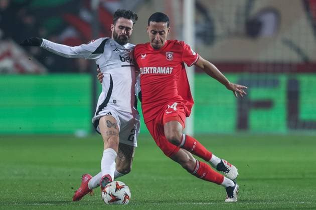 Fußball UEFA Europa League 8. Spieltag FC Twente Enschede - Besiktas JK am 30.01.2025 in der Arena De Grolsch Veste in Enschede Rafa ( Istanbul ), links - Anass Salah-Eddine ( Enschede ), rechts