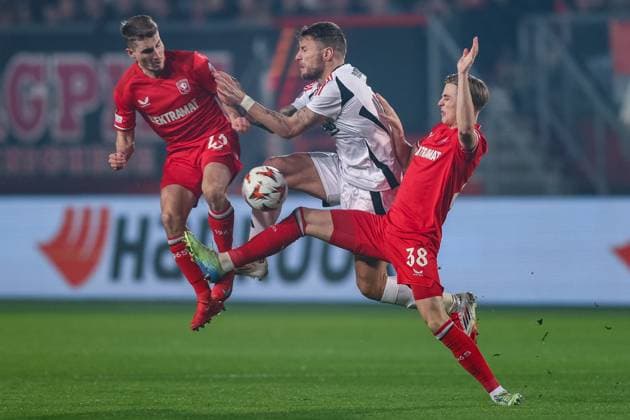 Fußball UEFA Europa League 8. Spieltag FC Twente Enschede - Besiktas JK am 30.01.2025 in der Arena De Grolsch Veste in Enschede Michal Sadilek ( Enschede ), links - =i38=, mitte - Max Bruns ( Enschede ), rechts