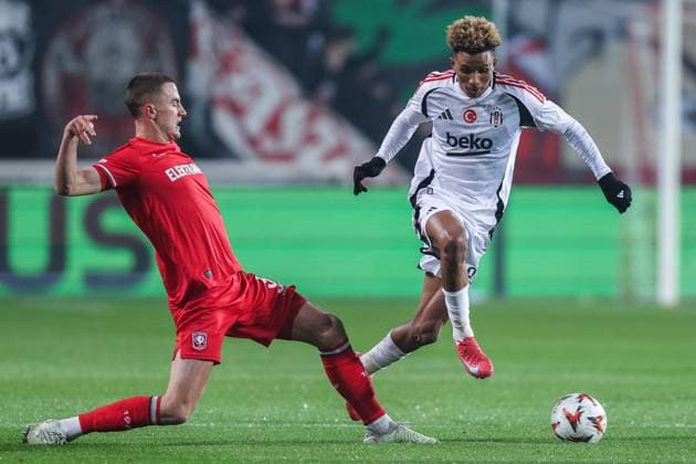 Fußball UEFA Europa League 8. Spieltag FC Twente Enschede - Besiktas JK am 30.01.2025 in der Arena De Grolsch Veste in Enschede Gustaf Lagerbielke ( Enschede ), links - Gedson Fernandes ( Istanbul ), rechts