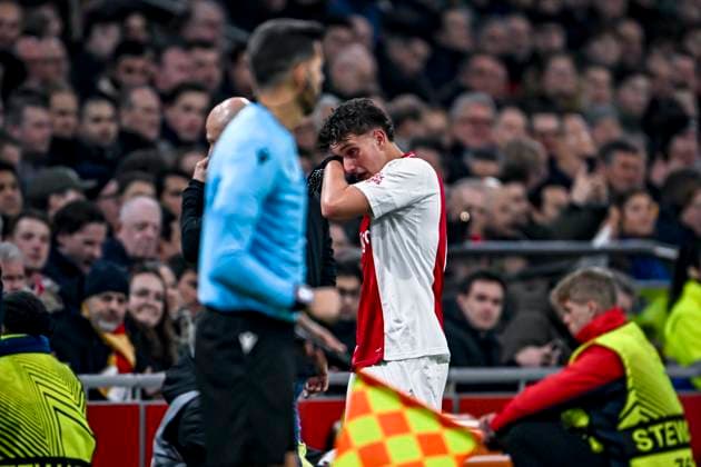 AFC Ajax Amsterdam forwarder Mika Godts leaves the field injured, during the match Ajax - Galatasaray at the Johan Cruijff ArenA for the UEFA Europa League - League phase - Matchday 8 season 2024-2025 in AMSTERDAM, Netherlands on 30 januari 2025, (photo by Stefan Koops EYE4images DeFodi Images) Defodi-746_212122