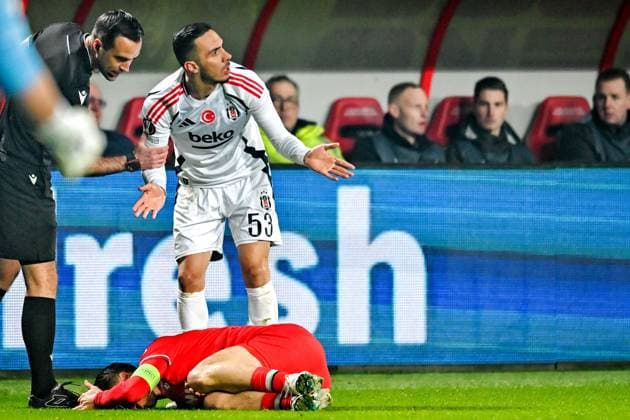 ENSCHEDE, Stadium Grolsch Veste, 30-01-2025 , season 2024 2025 , Europa League during the match Twente - Besiktas FC Twente player Ricky van Wolfswinkel injured by Besiktas JK player Emirhan Topcu Twente - Besiktas  x27627161x Copyright: