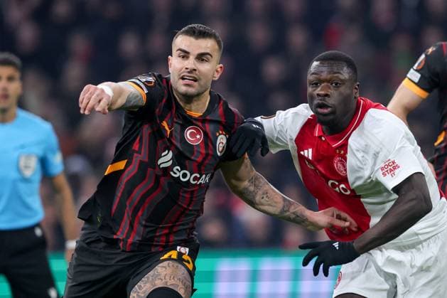 2025-01-30 AFC Ajax v Galatasaray - UEFA Europa League 2024 25 League Phase MD8 AMSTERDAM, NETHERLANDS - JANUARY 30: Abdulkerim Bardakci of Galatasaray AS tackling Brian Brobbey of AFC Ajax during the UEFA Europa League 2024 25 League Phase MD8 match between AFC Ajax and Galatasaray at Johan Cruijff ArenA on January 30, 2025 in Amsterdam, Netherlands. Amsterdam Johan Cruijff ArenA Netherlands Content not available for redistribution in The Netherlands directly or indirectly through any third parties. Copyright: xBenxGalx