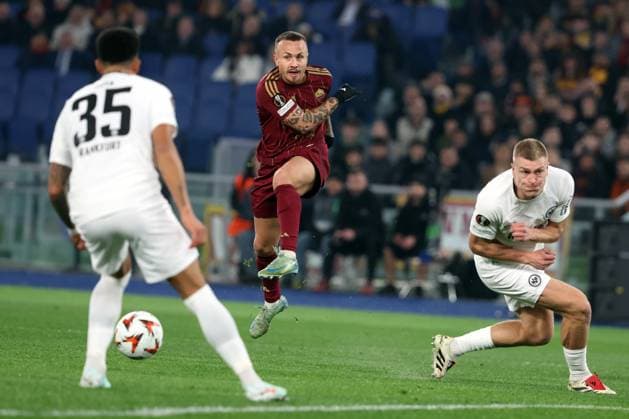 Sport Bilder des Tages Rome, Italy 30.01.2025: Angelino of Roma, Rasmus Kristensen of Eintracht Frankfurt during the Uefa Europa League 2024-2025, football match between AS Roma vs Eintracht Frankfurt at Olympic Stadium in Rome.  Copyright: xMarcoxIacobucci IPAxSportx xipa-agency.netx xx IPA_53472043 IPA_Agency_IPA53472043