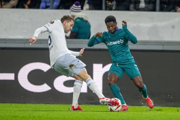 30.01.2025, Fussball: UEFA Europa League, Saison 2024 2025, Spieltag 08, RSC Anderlecht - TSG 1899 Hoffenheim im Lotto Park in Anderlecht. Zweikampf zwischen Arthur Chaves (TSG 1899 Hoffenheim, 35) und Francis Amuzu (RSC Anderlecht, 07). Foto: Kirchner-Media Thomas Haesler Copyright: xKirchner-Media ThomasxHaeslerx