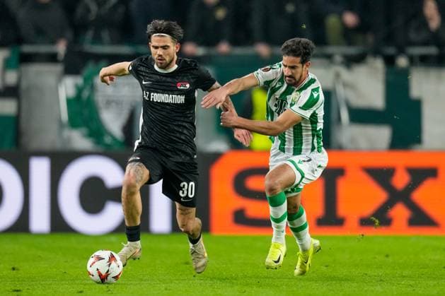 2025-01-30 Ferencvaros v AZ Alkmaar - UEFA Europa League BUDAPEST, HUNGARY - JANUARY 30: Denso Kasius of AZ runs with the ball, Mohamed Ali Ben Romdhane of Ferencvaros battle for possession during the UEFA Europa League match between Ferencvaros and AZ Alkmaar at Ferencvaros Stadion on January 30, 2025 in Budapest, Hungary. Budapest Ferencvaros Stadion Hungary Content not available for redistribution in The Netherlands directly or indirectly through any third parties. Copyright: xEdxvanxdexPolx