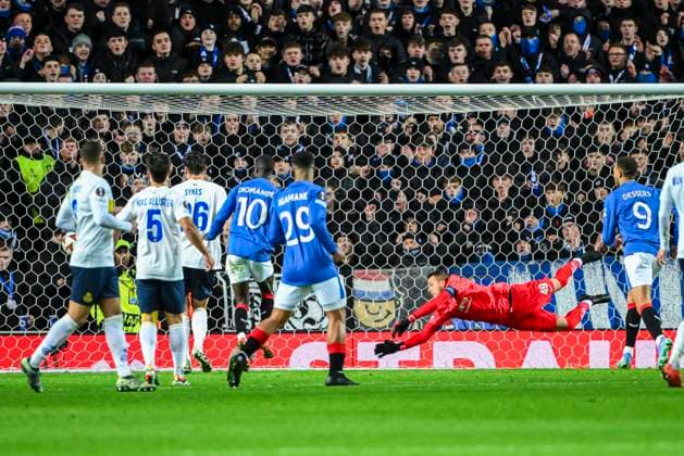 Sport Themen der Woche KW05 Sport Bilder des Tages Rangers FC v Royale Union Saint-Gilloise - UEFA Europa League GLASGOW, SCOTLAND - JANUARY 30 : Moris Anthony goalkeeper of Royale Union Saint-Gilloise taking a goal from Nicolas Raskin midfielder of Rangers FC during the UEFA Europa League 2024 25 League Phase MD8 match between Rangers FC and Royale Union Saint-Gilloise on January 30, 2025 in Glasgow, Scotland, 30 01 2025 Glasgow Scotland  Copyright: xVincentxKalutx