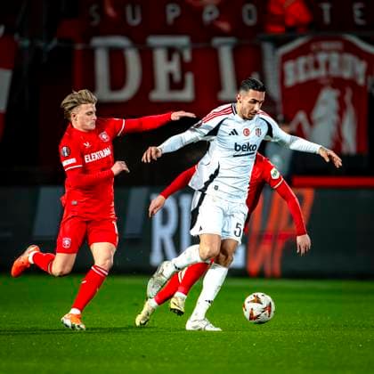 FC Twente midfielder Sem Steijn Besiktas JK defender Emirhan Topcu during the match Twente - Besiktas at the Grolsch Veste for the UEFA Europa League - League phase - Matchday 8 season 2024-2025 in ENSCHEDE, Netherlands on 30 january 2025, (photo by Marcel van Dorst EYE4images Defodi-746_212143
