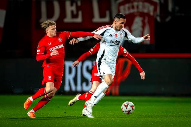 FC Twente midfielder Sem Steijn Besiktas JK defender Emirhan Topcu during the match Twente - Besiktas at the Grolsch Veste for the UEFA Europa League - League phase - Matchday 8 season 2024-2025 in ENSCHEDE, Netherlands on 30 january 2025, (photo by Marcel van Dorst EYE4images Defodi-746_212145