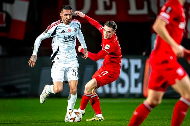 Besiktas JK defender Emirhan Topcu, FC Twente forward Daan Rots during the match Twente - Besiktas at the Grolsch Veste for the UEFA Europa League - League phase - Matchday 8 season 2024-2025 in ENSCHEDE, Netherlands on 30 january 2025, (photo by Marcel van Dorst EYE4images Defodi-746_212146