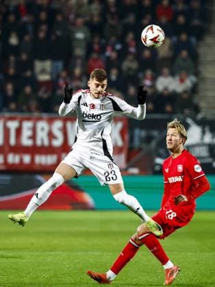 ENSCHEDE - (l-r) Ernest Muci of Besiktas JK, Michel Vlap of FC Twente during the UEFA Europa League match between FC Twente and Besiktas JK at Stadion De Grolsch Veste on Jan. 30, 2025 in Enschede, Netherlands. ANP VINCENT JANNINK UEFA Europa League 2024 25 League Phase MD8 2024 25 xVIxANPxSportx xxANPxIVx 518735574 originalFilename: 518735574.jpg