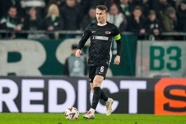 2025-01-30 Ferencvaros v AZ Alkmaar - UEFA Europa League BUDAPEST, HUNGARY - JANUARY 30: Peer Koopmeiners of AZ looks on during the UEFA Europa League match between Ferencvaros and AZ Alkmaar at Ferencvaros Stadion on January 30, 2025 in Budapest, Hungary. Budapest Ferencvaros Stadion Hungary Content not available for redistribution in The Netherlands directly or indirectly through any third parties. Copyright: xEdxvanxdexPolx