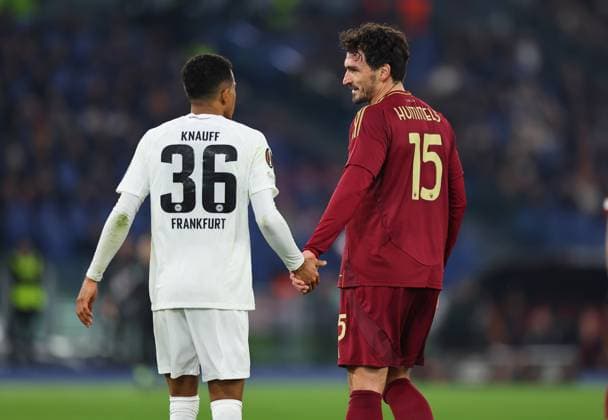 30.01.2025, Fussball UEFA Europa League, AS Roma - Eintracht Frankfurt, emonline, emspor, v.l., Ansgar Knauff (Eintracht Frankfurt) im Dialog mit Mats Hummels (AS Roma) DFL DFB REGULATIONS PROHIBIT ANY USE OF PHOTOGRAPHS AS IMAGE SEQUENCES AND OR QUASI-VIDEO. xdcx Copyright: HMBxMedia Claus