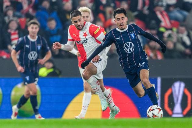 250130 Ondrej Lingr of Slavia Prag and Adrian Skogmar of Malmö FF during the UEFA Europa League football match between Slavia Prag and Malmö FF on January 30, 2025 in Prague. Photo: Mathilda Ahlberg BILDBYRAN kod MA MA0779 fotboll football soccer fotball uefa europa league europa league slavia prag malmö ff bbeng bbauto Copyright: MATHILDAxAHLBERG BB250130MA062