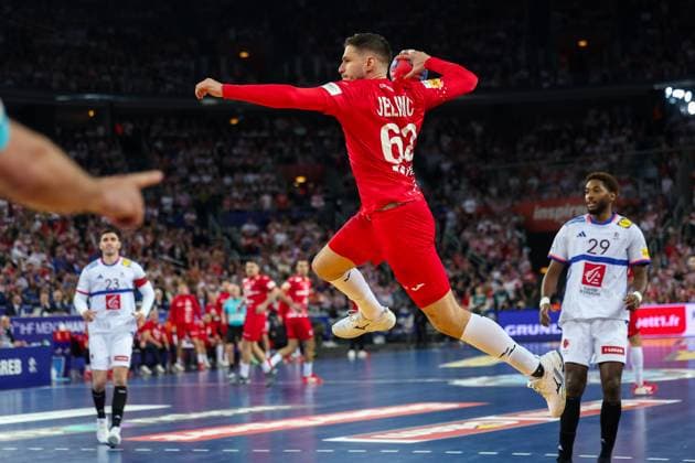 Sport Themen der Woche KW05 Sport Bilder des Tages ZAGREB, CROATIA - JANUARY 30, 2025: 29th IHF Men s World Championship, WM, Weltmeisterschaft 2025. Final round, Semifinals, France - Croatia. JELINIC Marin (62) in the air. France - Croatia 