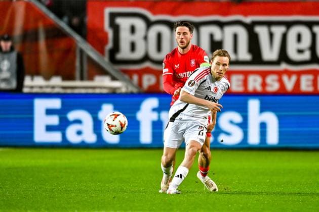 ENSCHEDE, Stadium Grolsch Veste, 30-01-2025 , season 2024 2025 , Europa League during the match Twente - Besiktas FC Twente player Ricky van Wolfswinkel vs Besiktas JK player Jonas Svensson Twente - Besiktas  x27627533x Copyright: