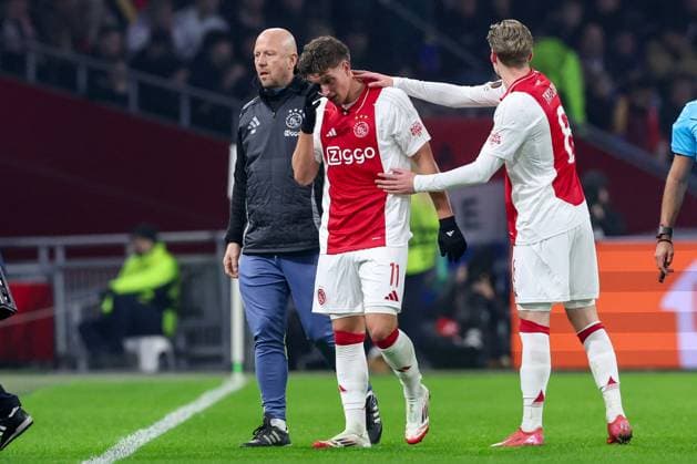 2025-01-30 AFC Ajax v Galatasaray - UEFA Europa League 2024 25 League Phase MD8 AMSTERDAM, NETHERLANDS - JANUARY 30: Mika Godts of AFC Ajax leaving pitch due to injury, Kenneth Taylor of AFC Ajax during the UEFA Europa League 2024 25 League Phase MD8 match between AFC Ajax and Galatasaray at Johan Cruijff ArenA on January 30, 2025 in Amsterdam, Netherlands. Amsterdam Johan Cruijff ArenA Netherlands Content not available for redistribution in The Netherlands directly or indirectly through any third parties. Copyright: xBenxGalx