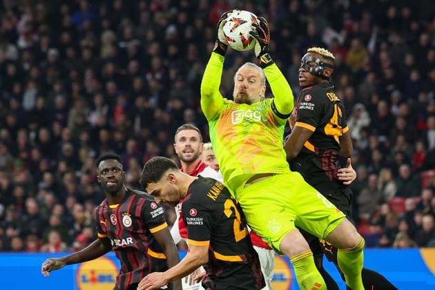 AMSTERDAM, 30-01-2025 , JohanCruijff Arena, football, UEFA Europa League, season 2024 2025, Ajax goalkeeper Remko Pasveer and Galatasaray player Victor Osimhen during the match Ajax - Galasataray, Ajax - Galatasaray  x27627602x Copyright: