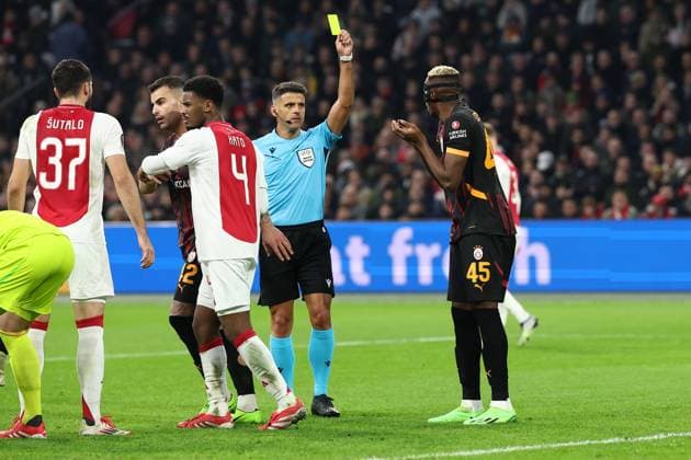 AMSTERDAM, 30-01-2025 , JohanCruijff Arena, football, UEFA Europa League, season 2024 2025, referee Jesus Gil Manzano shows yellow card to Galatasaray player Victor Osimhen during the match Ajax - Galasataray, Ajax - Galatasaray  x27627606x Copyright: