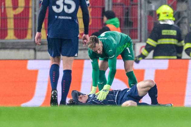 250130 Oliver Berg of Malmö FF in pain during the UEFA Europa League football match between Slavia Prag and Malmö FF on January 30, 2025 in Prague. Photo: Mathilda Ahlberg BILDBYRAN kod MA MA0779 fotboll football soccer fotball uefa europa league europa league slavia prag malmö ff bbeng bbauto Copyright: MATHILDAxAHLBERG BB250130MA064
