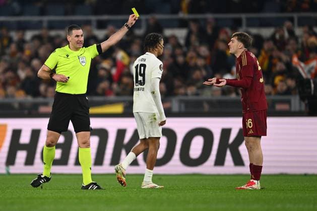 Referee Rade Obrenovi? (SVN) warns Alexis Saelemaekers of A.S. Roma the UEFA Europa League 2024 25 League Phase MD8 match between A.S. Roma and Eintracht Frankfurt at Olympic Stadium on January 30, 2025 in Rome, Italy.  Copyright: xDomenicoxCippitelli IPAxSportx xipa-agency.netx xx IPA_53472467 IPA_Agency_IPA53472467