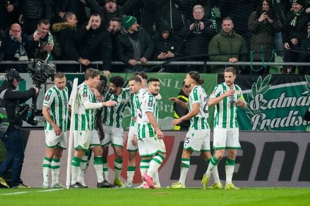 2025-01-30 Ferencvaros v AZ Alkmaar - UEFA Europa League BUDAPEST, HUNGARY - JANUARY 30: Adama TraorÃ of Ferencvaros celebrates after scoring his teams second goal with teammates during the UEFA Europa League match between Ferencvaros and AZ Alkmaar at Ferencvaros Stadion on January 30, 2025 in Budapest, Hungary. Budapest Ferencvaros Stadion Hungary Content not available for redistribution in The Netherlands directly or indirectly through any third parties. Copyright: xEdxvanxdexPolx