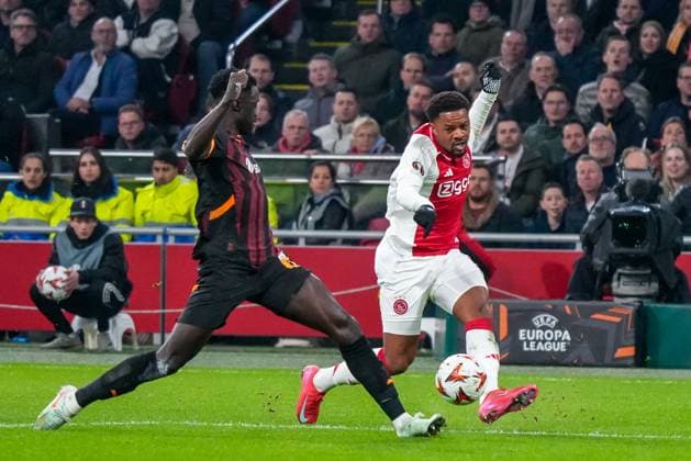2025-01-30 AFC Ajax v Galatasaray - UEFA Europa League 2024 25 League Phase MD8 AMSTERDAM, NETHERLANDS - JANUARY 30: Chuba Akpom of AFC Ajax is challenged by Davinson Sanchez of Galatasaray during the UEFA Europa League 2024 25 League Phase MD8 match between AFC Ajax and Galatasaray at Johan Cruijff ArenA on January 30, 2025 in Amsterdam, Netherlands. Amsterdam Johan Cruijff ArenA Netherlands Content not available for redistribution in The Netherlands directly or indirectly through any third parties. Copyright: xGabrielxCalvinoxAlonsox