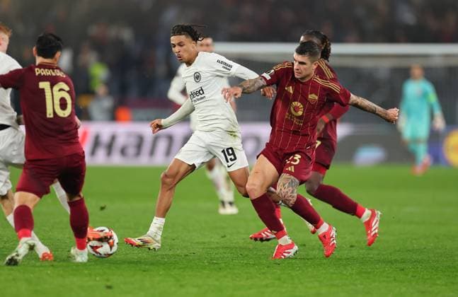 30.01.2025, Fussball UEFA Europa League, AS Roma - Eintracht Frankfurt, emonline, emspor, v.l., Jean-Matteo Bahoya (Eintracht Frankfurt), Gianluca Mancini (AS Roma) DFL DFB REGULATIONS PROHIBIT ANY USE OF PHOTOGRAPHS AS IMAGE SEQUENCES AND OR QUASI-VIDEO. xdcx Copyright: HMBxMedia Claus