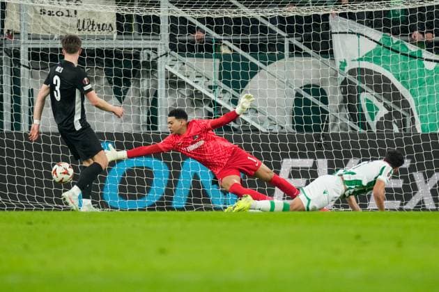 2025-01-30 Ferencvaros v AZ Alkmaar - UEFA Europa League BUDAPEST, HUNGARY - JANUARY 30: Goalkeeper Rome-Jayden Owuso-Oduro of AZ tries to makes a save from Mohamed Ali Ben Romdhane of Ferencvaros during the UEFA Europa League match between Ferencvaros and AZ Alkmaar at Ferencvaros Stadion on January 30, 2025 in Budapest, Hungary. Budapest Ferencvaros Stadion Hungary Content not available for redistribution in The Netherlands directly or indirectly through any third parties. Copyright: xEdxvanxdexPolx