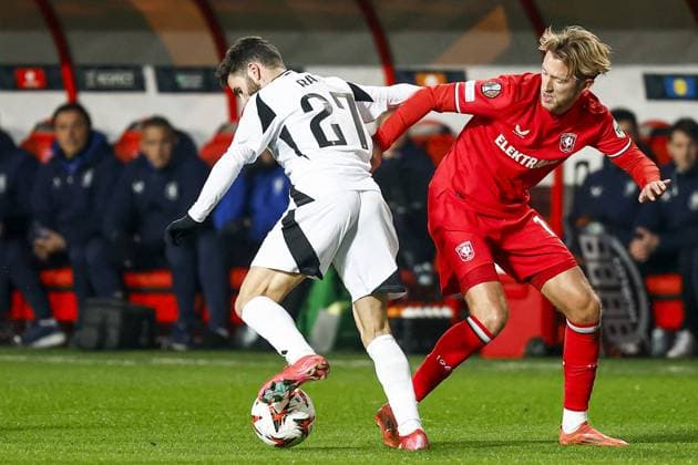 ENSCHEDE - (l-r) Rafa Silva of Besiktas JK, Michel Vlap of FC Twente during the UEFA Europa League match between FC Twente and Besiktas JK at Stadion De Grolsch Veste on Jan. 30, 2025 in Enschede, Netherlands. ANP VINCENT JANNINK UEFA Europa League 2024 25 League Phase MD8 2024 25 xVIxANPxSportx xxANPxIVx 518736314 originalFilename: 518736314.jpg