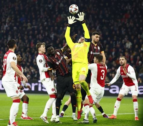 AMSTERDAM - Ajax goalkeeper Remko Pasveer during the UEFA Europa League match between AFC Ajax and Galatasaray at the Johan Cruijff ArenA on Jan. 30, 2025 in Amsterdam, Netherlands. ANP SEM VAN DER WAL UEFA Europa League 2024 25 League Phase MD8 2024 25 xVIxANPxSportx xxANPxIVx 518736390 originalFilename: 518736390.jpg