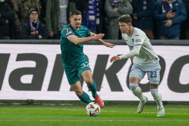 30.01.2025, Fussball: UEFA Europa League, Saison 2024 2025, Spieltag 08, RSC Anderlecht - TSG 1899 Hoffenheim im Lotto Park in Anderlecht. Zweikampf zwischen Leander Dendoncker (RSC Anderlecht, 32) und Adam Hlozek (TSG 1899 Hoffenheim, 23). Foto: Kirchner-Media Thomas Haesler Copyright: xKirchner-Media ThomasxHaeslerx