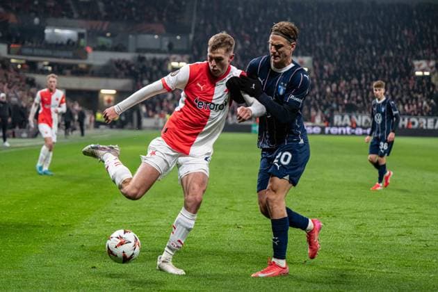 David Zima in a battle with Erik Botheim during UEFA Europa league match, SK Slavia Prague - Malmo FF , 30. january 2025, Fortuna Arena, Prague, Czech republic Copyright: xMICHALxFAJT,ZOSPORTU.SKx FAJ_2448